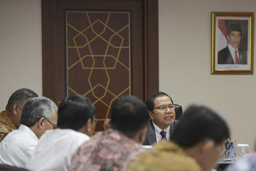 Menko bidang Maritim dan Sumber Daya Rizal Ramli memimpin rapat koordinasi sektor energi di kantor Kementerian Koordinator Bidang Kemaritiman, Jakarta, Senin (7/9).  (Antara/Rosa Panggabean)