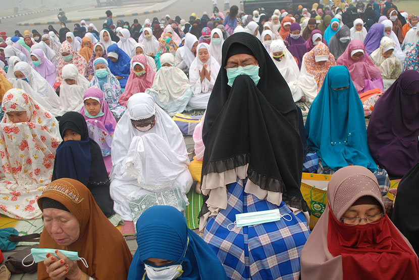 Kaum muslimin di Riau berdoa di halaman masjid. (Ilustrasi)