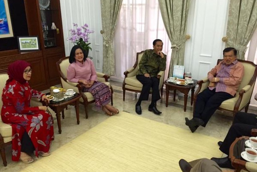 Presiden Joko Widodo menjenguk Wakil Presiden Jusuf Kalla yang sudah diizinkan pulang ke kediamannya di Jalan Diponegoro, Jakarta Pusat, Kamis (10/9)
