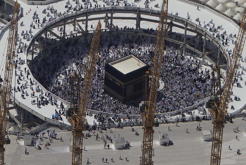 Deretan crane di kawasan Masjidil Haram.