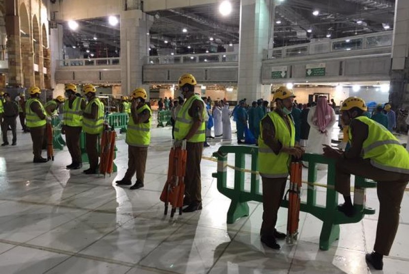 Polisi Arab Saudi berjaga di lokasi jatuhnya crane di area Masjidil Haram, Jumat (11/9).