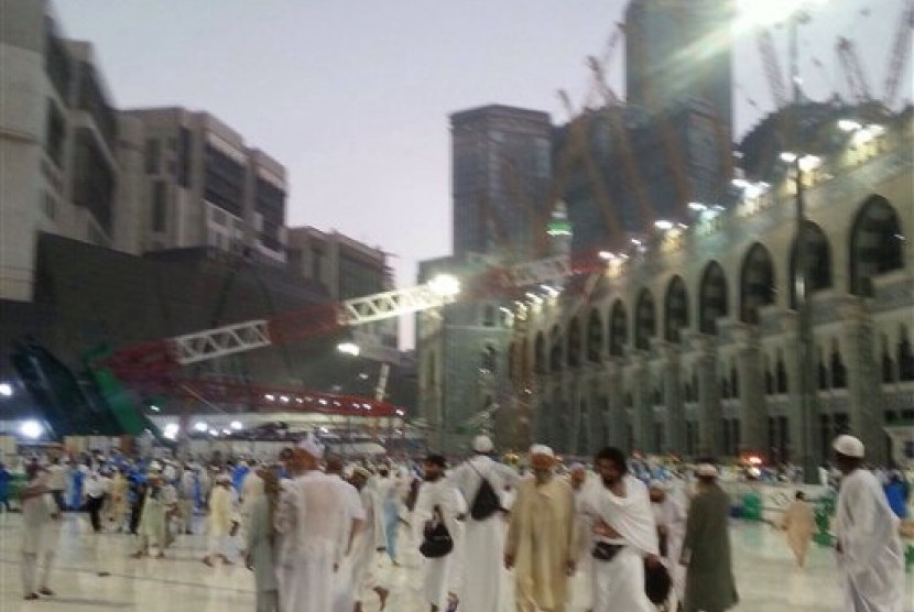 Suasana beberapa saat setelah crane jatuh di Masjidi Haram.