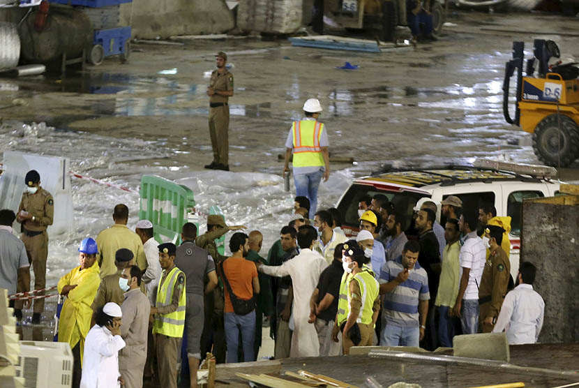 Petugas Dinas Pertahanan Sipil Arab Saudi melakukan evakuasi di lokasi jatuhnya crane di Masjidil Haram, Makkah, Sabtu (12/9).   (Reuters/Stringer)