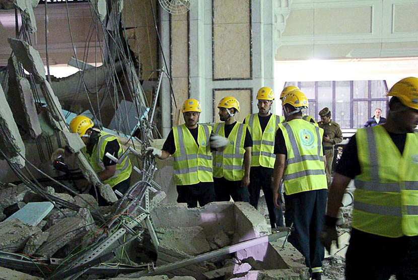  Tim Search and Rescue (SAR) Arab Saudi melakukan evakuasi di lokasi jatuhnya crane di Masjidil Haram, Makkah, Sabtu (12/9).   (Reuters/Stringer)      