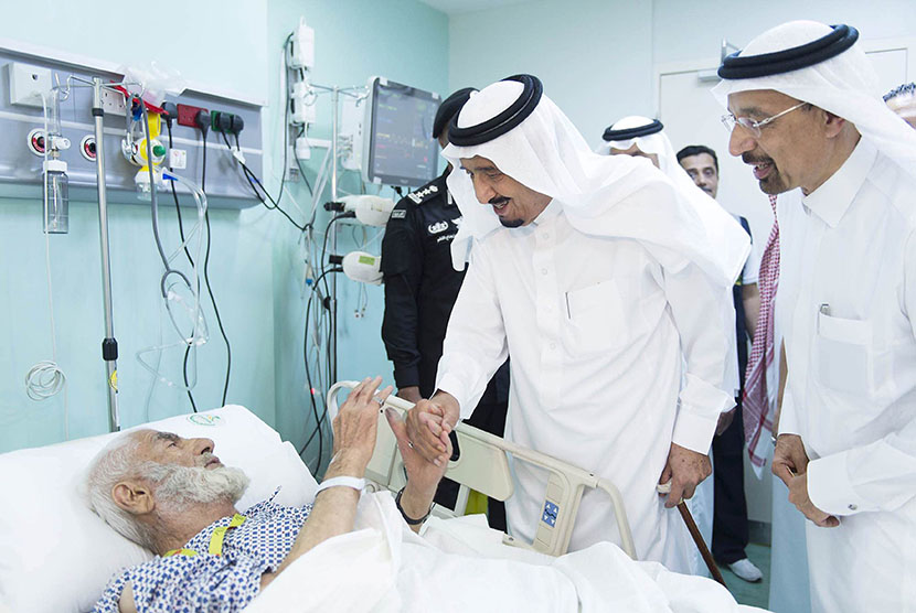 Raja Salman menjenguk korban luka-luka yang tengah dirawat di rumah sakit Kota Makkah, Arab Saudi, Sabtu (12/9).   (Reuters/Bandar al-Jaloud/Saudi Royal Court)