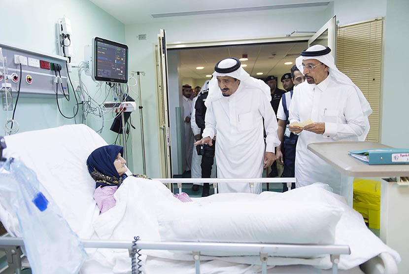Raja Salman menjenguk paseien yang tengah dirawat di rumah sakit Kota Makkah, Arab Saudi (Ilustrasi)