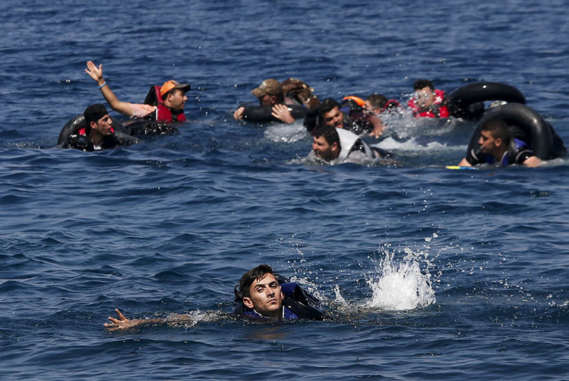 Para pengungsi berenang untuk mencapai pantai Pulau Lesbos, Yunani.
