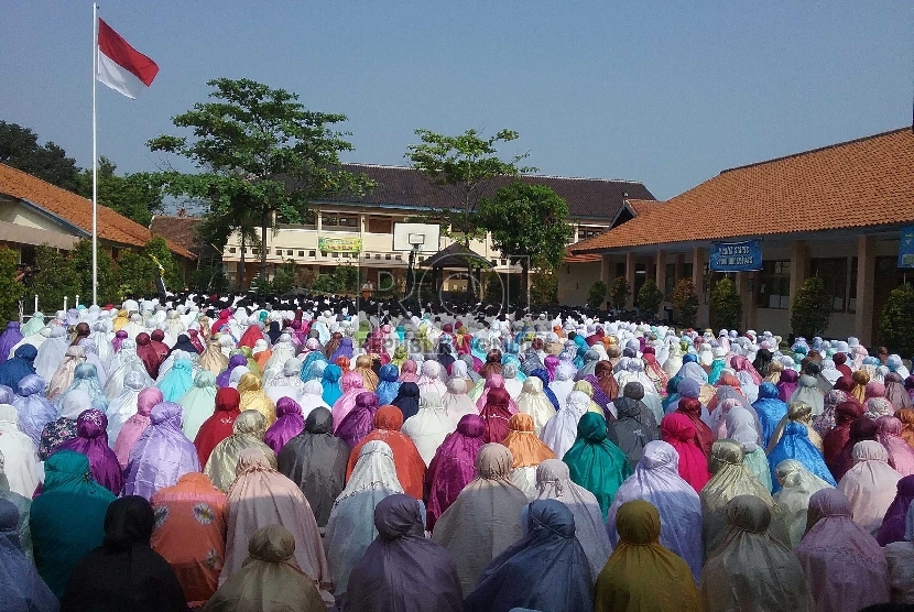  Siswa beserta guru SMAN 8 Bandung, Senin (14/9), melakukan shalat ghaib bersama di halaman sekolah, untuk mendoakan para korban tewas akibat robohnya crane di Masjidil Haram pada Jumat (11/9) lalu. (foto : Adys)