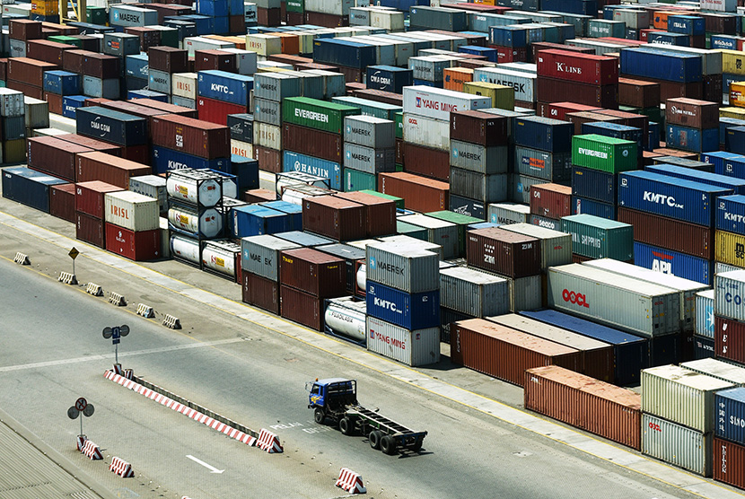 Suasana Terminal Petikemas Surabaya, Tanjung Perak, Surabaya, Jawa Timur, Rabu (16/9).    (Antara/Zabur Karuru)