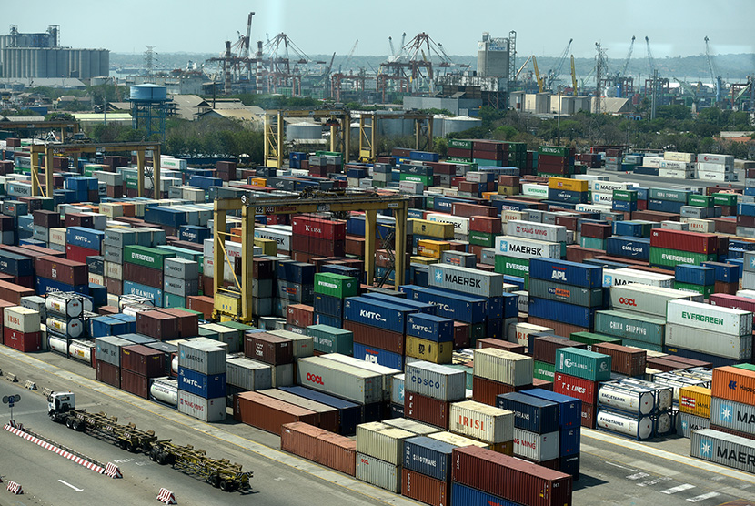 Suasana Terminal Petikemas Surabaya, Tanjung Perak, Surabaya, Jawa Timur, Rabu (16/9).    (Antara/Zabur Karuru)