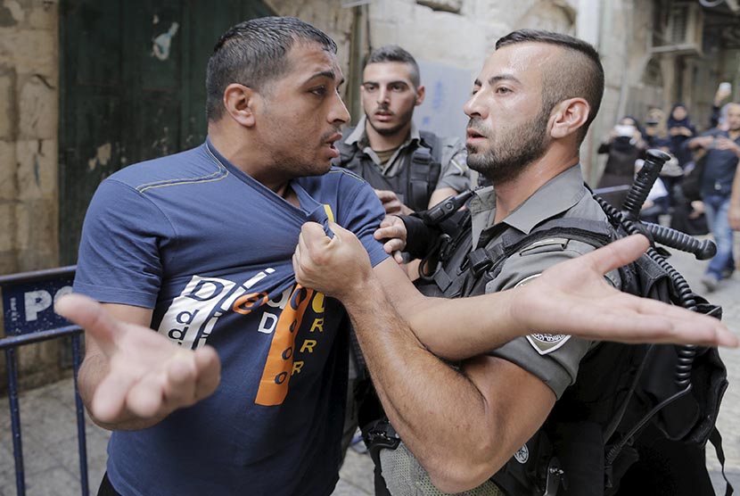 Seorang pria Palestina ditahan polisi Israel saat berunjuk rasa menentang aksi polisi Israel yang menyerang Masjid Al Aqsa, Yerusalem.