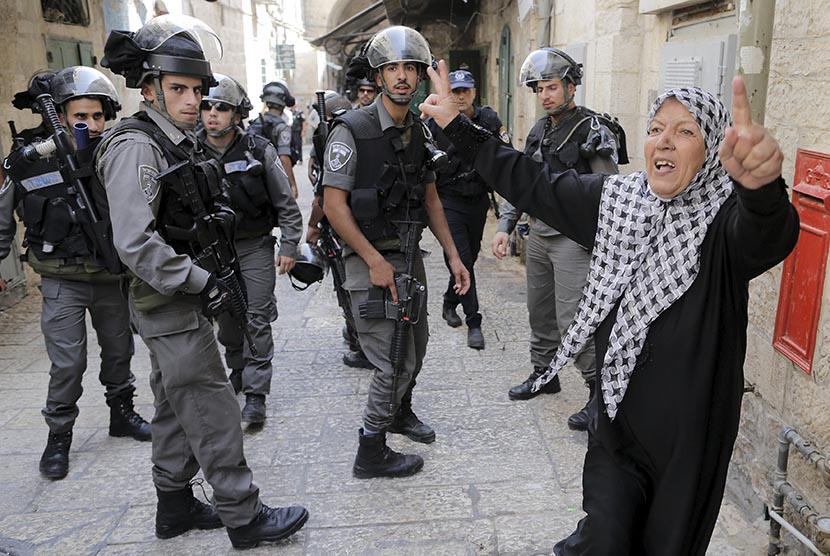  Seorang wanita Palestina berunjuk rasa menentang aksi polisi Israel (Ilustrasi)