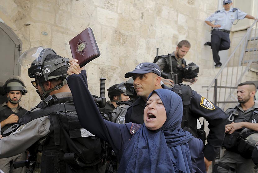  Seorang wanita Palestina berunjuk rasa menentang aksi polisi Israel yang menyerang Masjid Al Aqsa, Yerusalem.