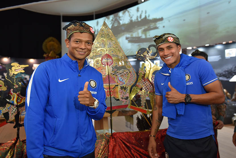 Fredy Guarín dan Jeison Murillo berfoto di photo booth wayang di Paviliun Indonesia.  (foto : dok. AGN)