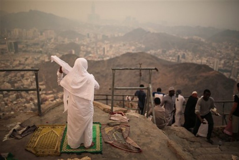 Jamaah haji melaksanakan ibadah shalat di puncak Gunung Jabal Nur saat berziarah ke Gua Hira di luar kota Makkah, Arab Saudi.   (AP/Mosa'ab Elshamy)