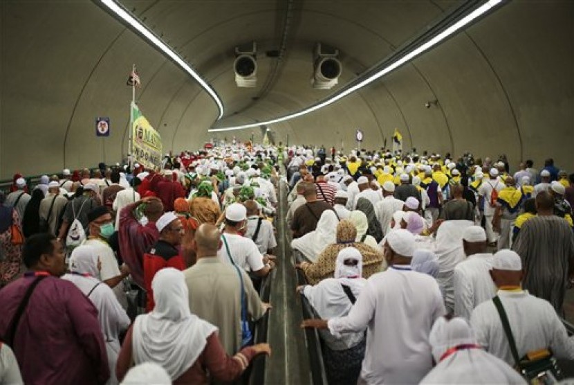 Jamaah haji dari berbagai negara melintasi terowongan di Mina, menuju lokasi melontar jumrah.