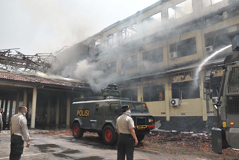 Sejumlah kendaraan water canon dikerahkan untuk membantu pemadaman api saat terjadi kebakaran Gedung B Kompleks Mapolda Jawa Tengah, Rabu (30/9).   (Republika/Bowo Pribadi)