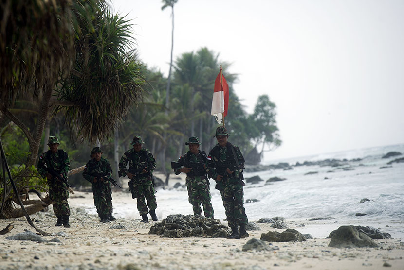 Sejumlah personel TNI AD dari Koramil 1301-16 Miangas melakukan patroli pantai di Pulau Miangas, Talaud, Rabu (30/9).   (Antara/Wahyu Putro)