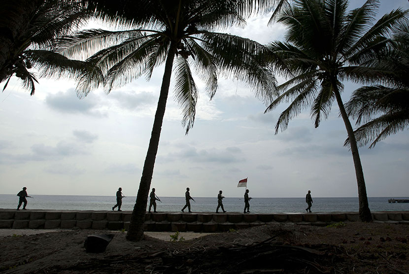 Sejumlah personel TNI AD dari Koramil 1301-16 Miangas melakukan patroli pantai di Pulau Miangas, Talaud, Rabu (30/9).   (Antara/Wahyu Putro)