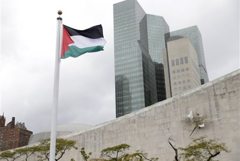 Bendera Palestina berkibar untuk pertama kalinya di Markas PBB, New York, Rabu (30/9).  (AP Photo/Seth Wenig)