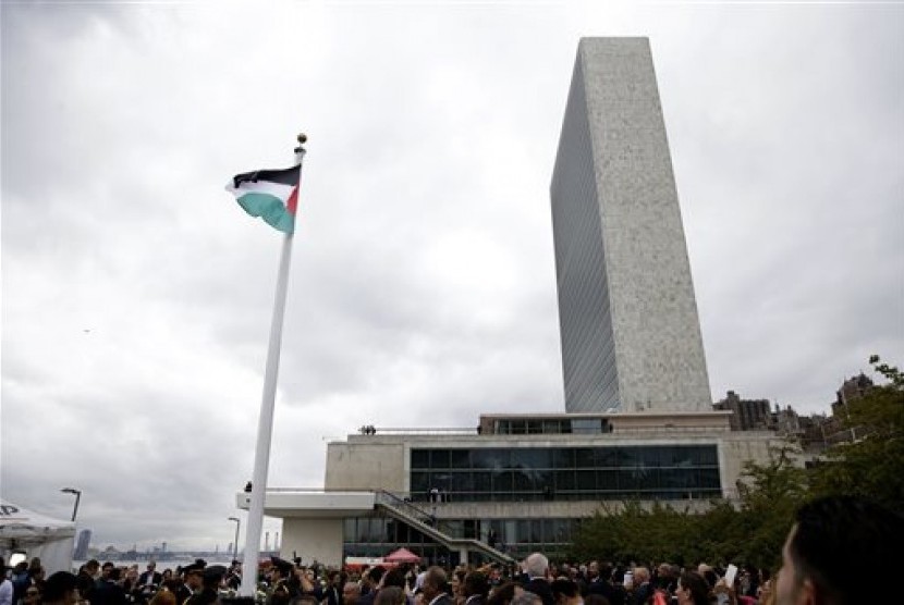 Bendera Palestina berkibar untuk pertama kalinya di Markas PBB, New York, Rabu (30/9).  (AP Photo/Seth Wenig)