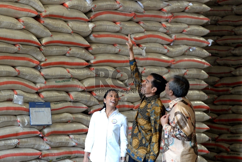  (dari kiri) Menteri BUMN Rini Soemarno, Presiden RI Joko Widodo, dan Dirut Bulog Djarot Kusumayekti meninjau stok beras di Gudang Bulog Kelapa Gading, Jakarta, Jumat (2/10).  (Republika/Wihdan)