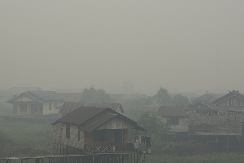 Suasana perumahan yang masih diselimuti asap di Palangkaraya, Kalimantan Tengah, Jumat (2/10).   (Antara/Rosa Panggabean)