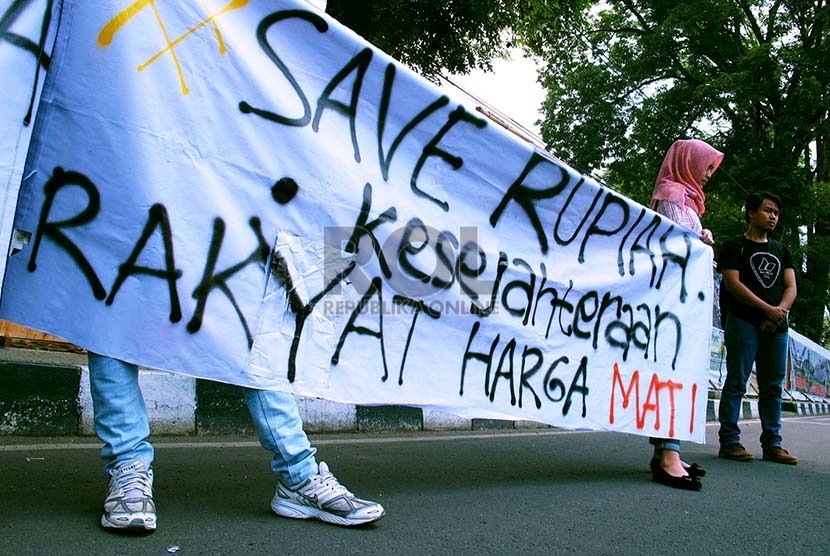   Sejumlah mahasiswa melakukan aksi unjuk rasa selamatkan rupiah dari krisis di Jalan Dipenogoro, Kota Bandung, Jumat (2/10).   (foto : Septianjar Muharam)  