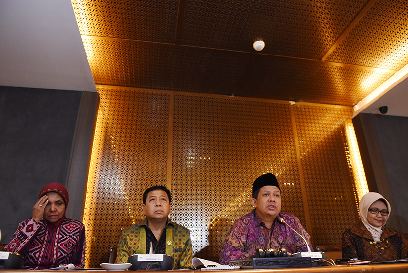  Ketua DPR Setya Novanto memberikan keterangan pers di Kompleks Parlemen Senayan, Jakarta, Jumat (2/10).  (Antara/Hafidz Mubarak )