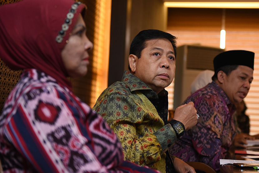  Ketua DPR Setya Novanto memberikan keterangan pers di Kompleks Parlemen Senayan, Jakarta, Jumat (2/10).  (Antara/Hafidz Mubarak )