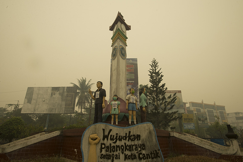 Patung Keluarga Berencana (KB) dipasangi masker di Palangkaraya, Kalimantan Tengah, Jumat (2/10).  (Antara/Rosa Panggabean)