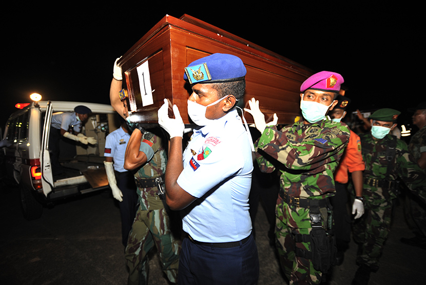 Tim SAR TNI dan Basarnas mengevakuasi jenazah korban pesawat Aviastar DHC6/PK-BRM di Landasan Udara (Lanud) Sultan Hasanuddin Makassar, Sulawesi Selatan, Selasa (6/10).   (Antara/Yusran Uccang)