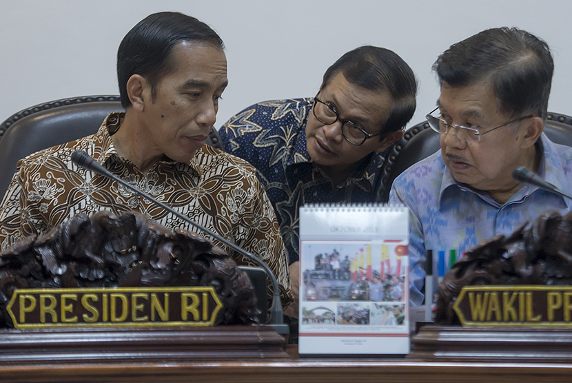 Presiden Joko Widodo (kiri) dan  Wapres Jusuf Kalla berbincang dengan Seskab Pramono Anung sebelum memimpin rapat kabinet terbatas bidang ekonomi di Kantor Kepresidenan, Jakarta, Senin (12/10). (Antara/Widodo S. Jusuf)