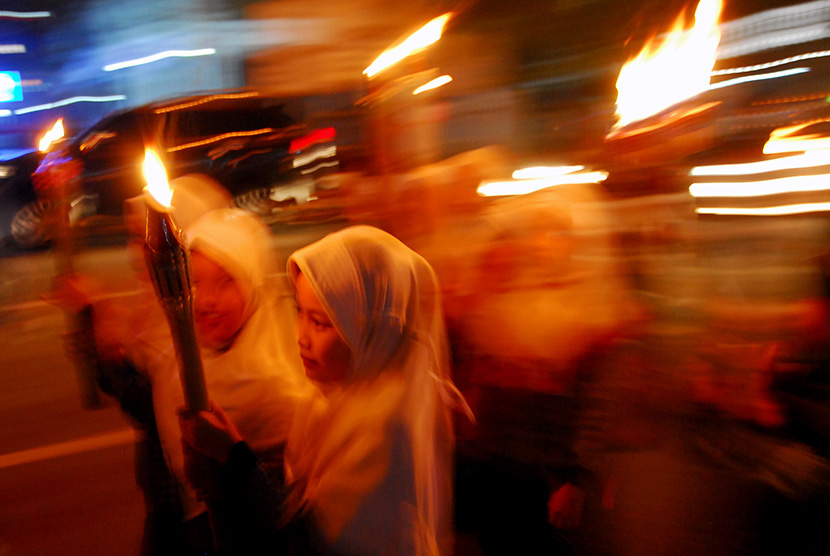 Warga Babakan Ciamis merayakan Tahun Baru Islam 1 Muharram 1437 Hijriyah dengan membawa obor di jalanan Perintis Kemerdekaan Bandung, Jawa Barat, Selasa (13/10) malam.  (Antara/Agus Bebeng)