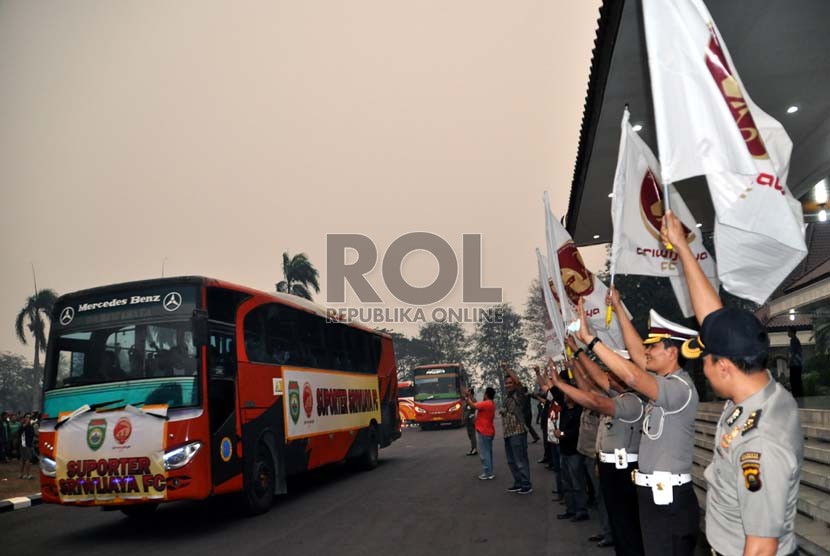 Gubernur Sumatera Selatan (Sumsel) Alex Noerdin melepas sekitar 1.000 suporter pendukung Sriwijaya FC menuju Jakarta, Jumat (16/10).  (Republika/Maspril Aries) 