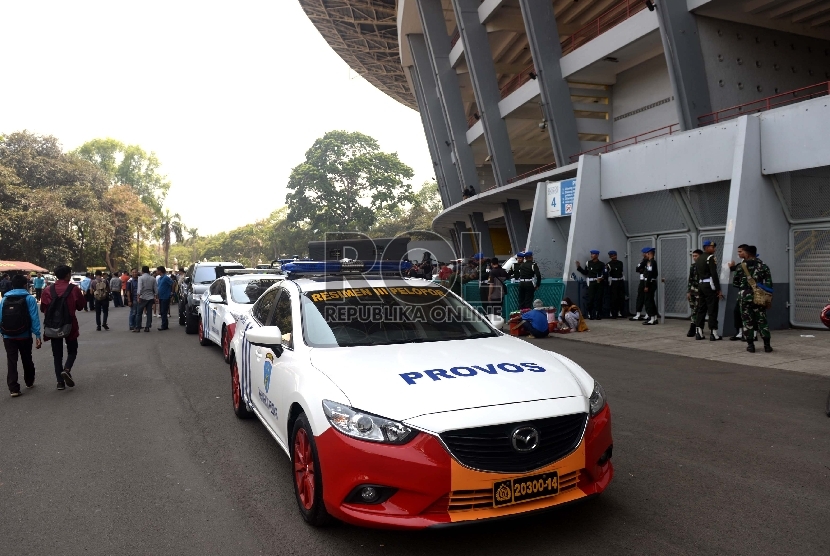   Sejumlah kendaraan aparat berjaga jelang Final Piala Presiden di kawasan Gelora Bung Karno, Jakarta, Sabtu (17/10).   (Republika/Wihdan)