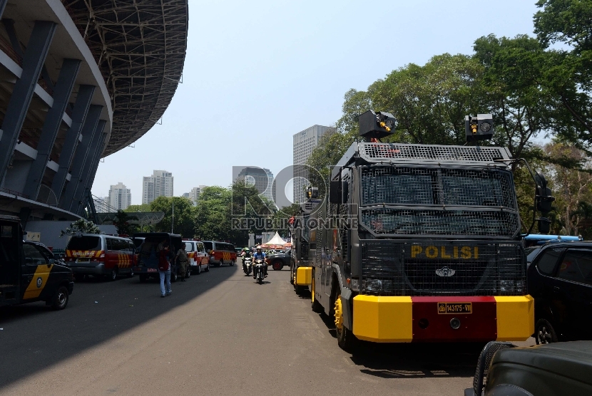   Sejumlah kendaraan aparat berjaga jelang Final Piala Presiden di kawasan Gelora Bung Karno, Jakarta, Sabtu (17/10).   (Republika/Wihdan)