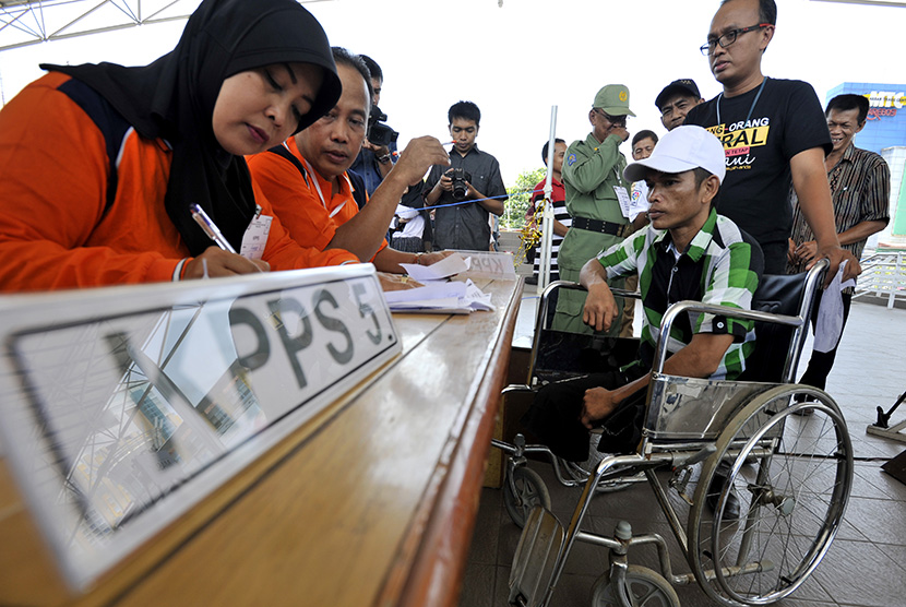 Seorang penyandang cacat menunggu pendataan saat simulasi pemilihan dan sosialisasi Pilkada, di Makassar, Sulawesi Selatan, Sabtu (17/10).   (Antara/Yusran Uccang)