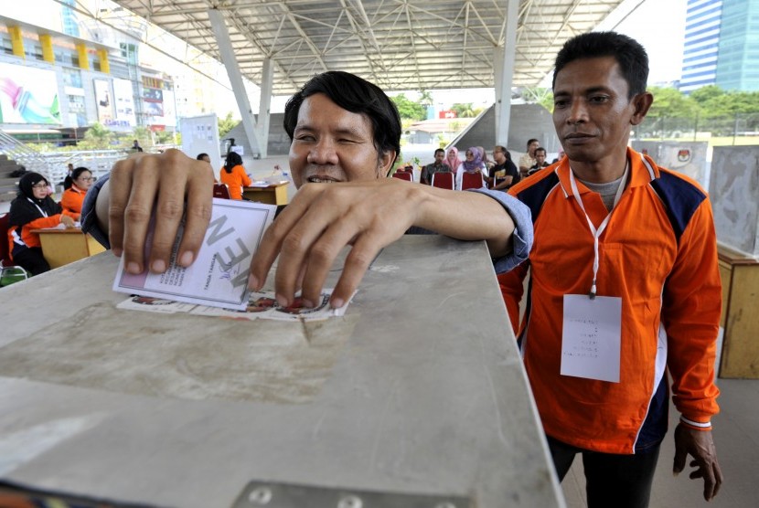 Seorang penyandang cacat menunggu pendataan saat simulasi pemilihan dan sosialisasi Pilkada, di Makassar, Sulawesi Selatan, Sabtu (17/10).   (Antara/Yusran Uccang)