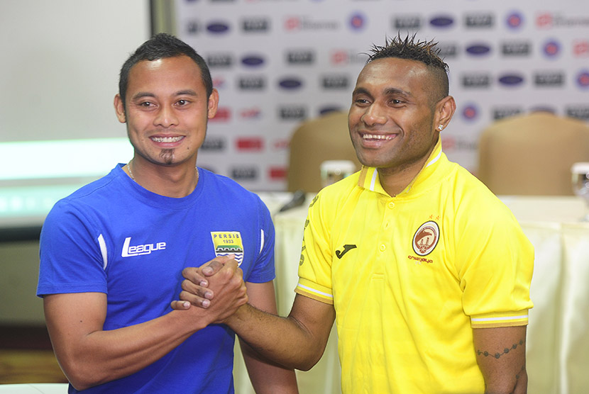 Kapten Tim Persib Bandung Atep (kiri) berjabat tangan dengan Kapten Tim Sriwijaya FC Titus Bonai (kanan) jelang Final Piala Presiden 2015 di Jakarta, Sabtu (17/10).   (Antara/Wahyu Putro)