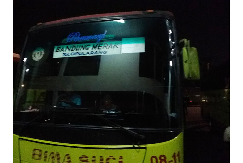   Bus Arimbi jurusan Bandung-Merak yang menjadi korban pelemparan batu oleh segerombolan pemuda di kawasan Kebon Jeruk pada pukul 02.30, Sabtu (17/10) siang.  