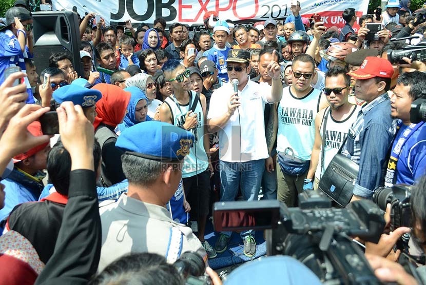  Amanat Wali Kota Bandung Ridwan Kamil sebelum keberangkatan Bobotoh di depan Gedung Sate, Jl Diponegoro, Kota Bandung, Ahad (18/10).  (Republika/Edi Yusuf)