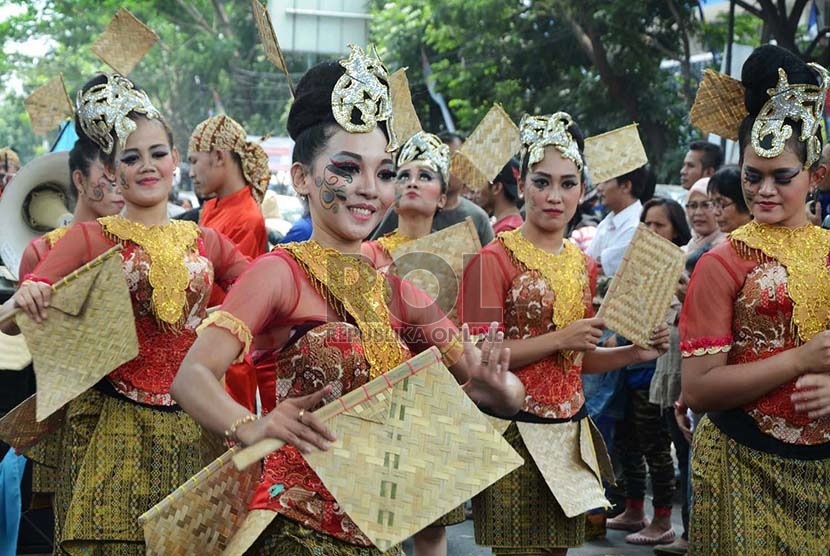 Sejumlah remaja dari Sukabumi menari hihid (kipas tradisional) pada helaran budaya Kemilau Nusantara.