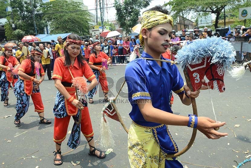   Kuda Lumping dari Majalengka pada helaran budaya  pada helaran budaya Kemilau Nusantara 2015 di Jalan Diponegoro, Kota Bandung, Ahad (25/10). (Republika/Edi Yusuf)