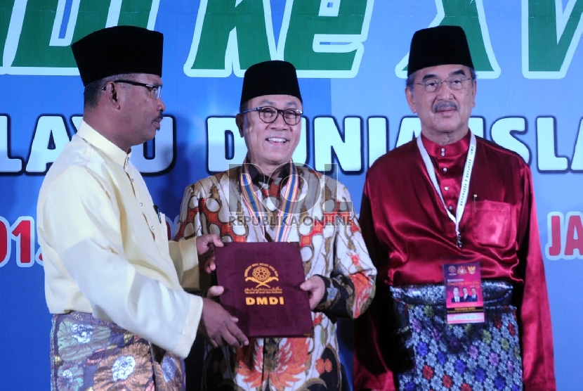  Ketua MPR RI Zulkifli Hasan (kedua kanan) didampingi Presiden Dunia Melayu Dunia Islam (DMDI) Tan Sri Dr H.M. Ali Rustam (kanan) pada pembukaan acara Konvensyen Dunia Melayu Dunia Islam ke XVI di Jakarta, Selasa (27/10) malam.  (Republika/Darmawan)