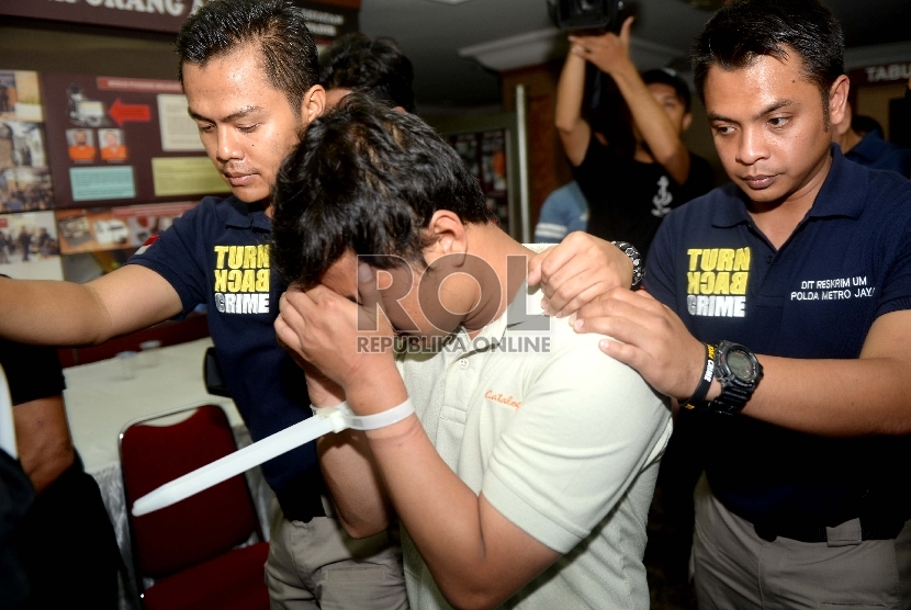 LWK (27) tersangka pelaku pengeboman Mal Alam Sutera digiring petugas di Mapolda Metro Jaya, Jakarta, Kamis (29/10).   (Repubika/ Wihdan)