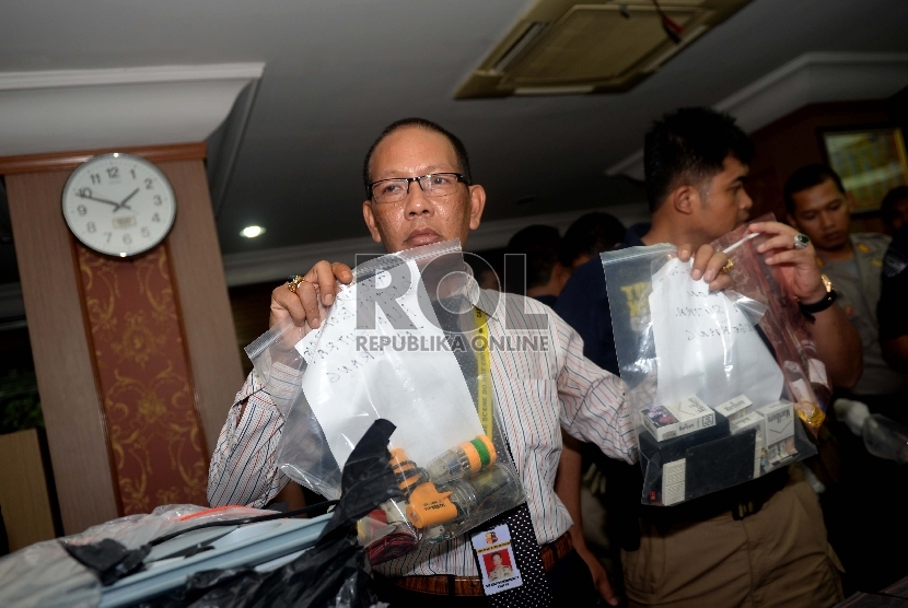 Petugas menunjukan barang bukti saat rilis pelaku pengeboman Mal Alam Sutera di Mapolda Metro Jaya, Jakarta, Kamis (29/10).   (Repubika/ Wihdan)