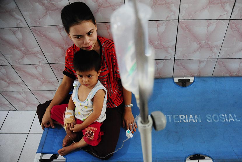 Pasien anak penderita ISPA, Kristalino (3 tahun), bersama ibunya duduk di ruang rawat anak Rumah Sakit Umum Daerah (RSUD) dr Doris Sylvanus, Palangka Raya, Kalimantan Tengah, Kamis (29/10).  (Antara/Jessica Wuysang)