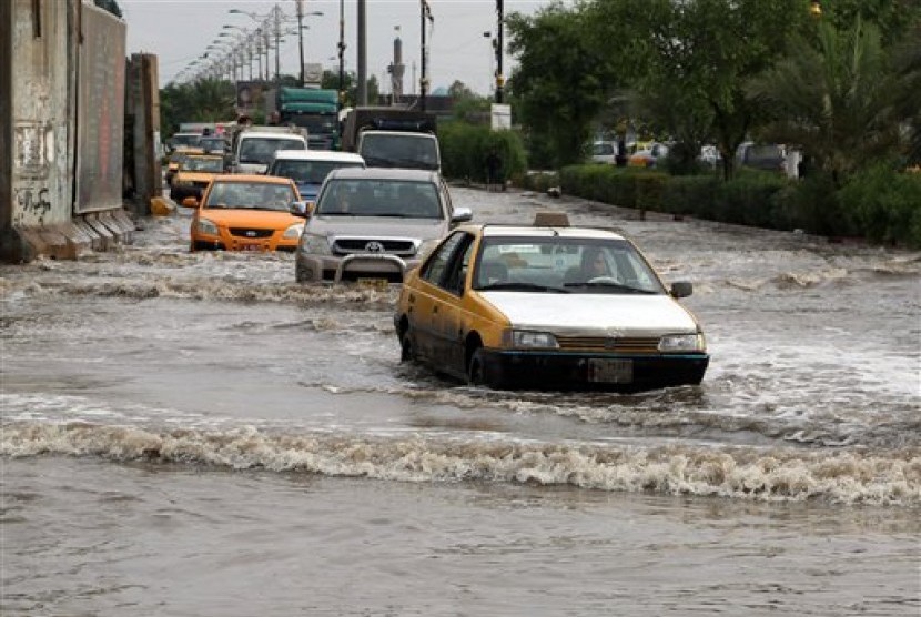 Hujan deras menyebabkan banjir (ilustrasi)