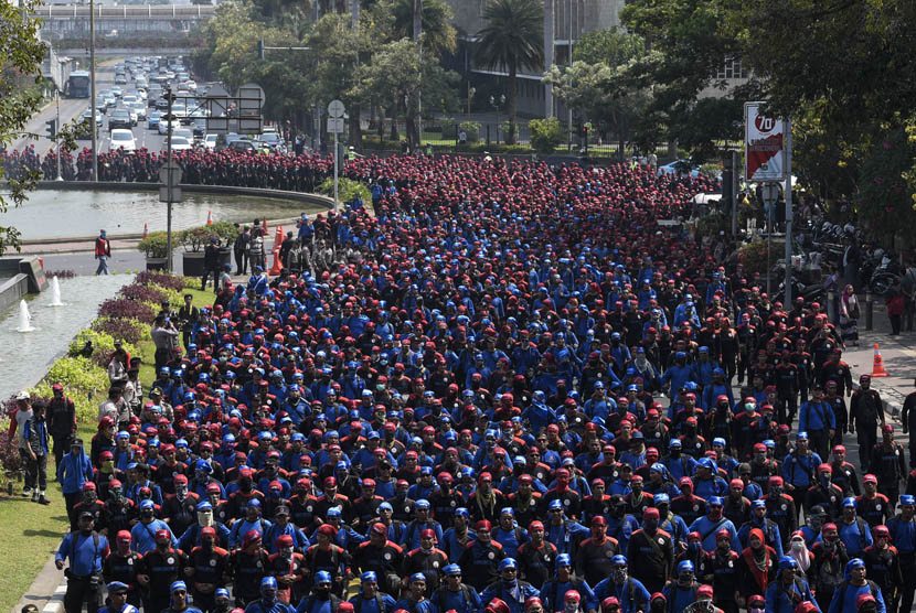  Ribuan buruh dari berbagai aliansi se-Jabodetabek melakukan longmarch di Jalan Medan Merdeka Barat, Jakarta, Jumat (30/10). (Antara/Sigid Kurniawan)